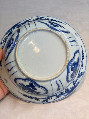A pair of Chinese blue and white 'Klapmuts' bowls with deer design, Wanli — photo 6