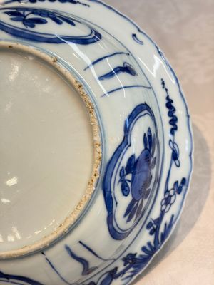 A pair of Chinese blue and white 'Klapmuts' bowls with deer design, Wanli — photo 8