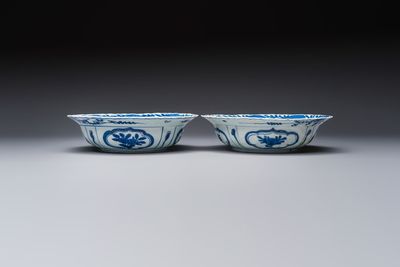 A pair of Chinese blue and white 'Klapmuts' bowls with deer design, Wanli