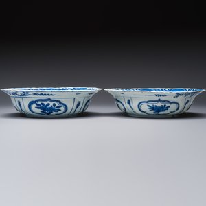 A pair of Chinese blue and white 'Klapmuts' bowls with deer design, Wanli — photo 1