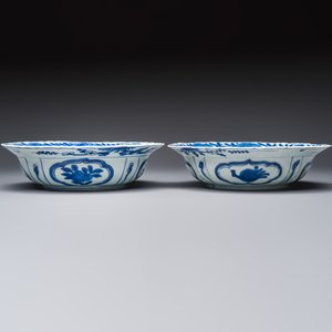 A pair of Chinese blue and white 'Klapmuts' bowls with deer design, Wanli — photo 2