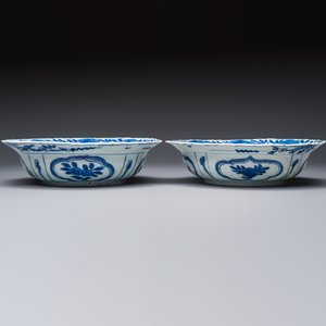 A pair of Chinese blue and white 'Klapmuts' bowls with deer design, Wanli — photo 3