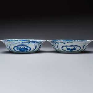 A pair of Chinese blue and white 'Klapmuts' bowls with deer design, Wanli — photo 4
