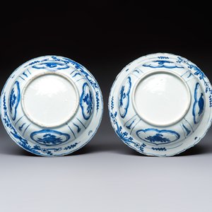 A pair of Chinese blue and white 'Klapmuts' bowls with deer design, Wanli — photo 6