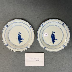 A pair of Chinese blue and white ko-sometsuke plates with scholars for the Japanese market, Tianqi — 照片 11