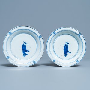 A pair of Chinese blue and white ko-sometsuke plates with scholars for the Japanese market, Tianqi — 照片 2
