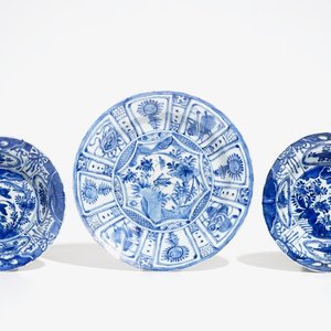 A pair of Chinese blue and white kraak porcelain bowls and a dish with crickets, Wanli — photo 1