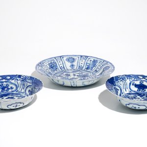 A pair of Chinese blue and white kraak porcelain bowls and a dish with crickets, Wanli — photo 2