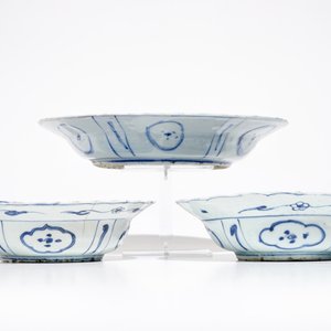 A pair of Chinese blue and white kraak porcelain bowls and a dish with crickets, Wanli — photo 3
