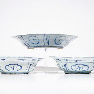 A pair of Chinese blue and white kraak porcelain bowls and a dish with crickets, Wanli — photo 4