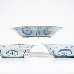 A pair of Chinese blue and white kraak porcelain bowls and a dish with crickets, Wanli — photo 6
