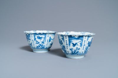 A pair of Chinese blue and white kraak porcelain 'crow' bowls, Wanli