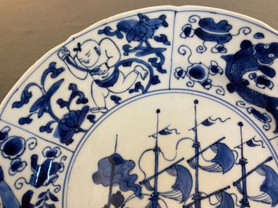 A pair of Chinese blue and white kraak-style dishes with VOC-ships, Kangxi — photo 8