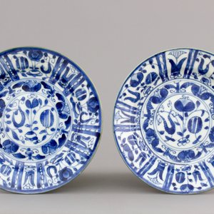 A pair of Chinese blue and white Kraak style pomegranate plates, Kangxi, ca. 1700 — photo 1