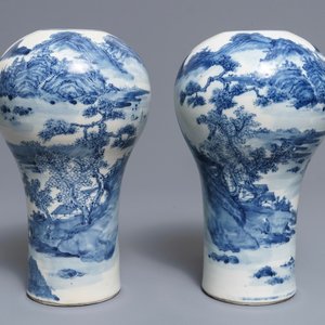 A pair of Chinese blue and white landscape vases, 19/20th C. — photo 1