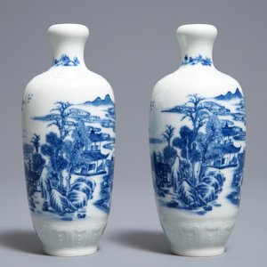 A pair of Chinese blue and white landscape vases, Qianlong mark, Republic, 20th C. — 照片 3