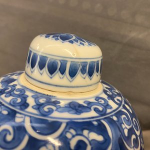 A pair of Chinese blue and white lidded jars with floral design, Kangxi — photo 17