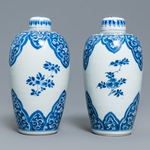 A pair of Chinese blue and white lidded jars with floral design, Kangxi — photo 5