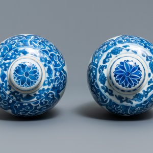 A pair of Chinese blue and white lidded jars with floral design, Kangxi — photo 7