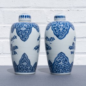 A pair of Chinese blue and white lidded jars with floral design, Kangxi — photo 9