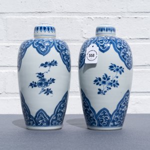 A pair of Chinese blue and white lidded jars with floral design, Kangxi — 照片 15