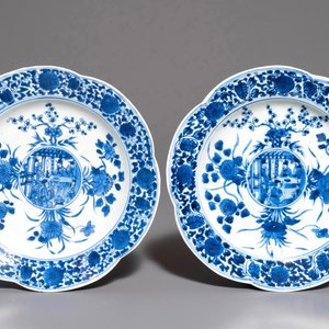 A pair of Chinese blue and white lobed plates with central medallions, Kangxi — 照片 1