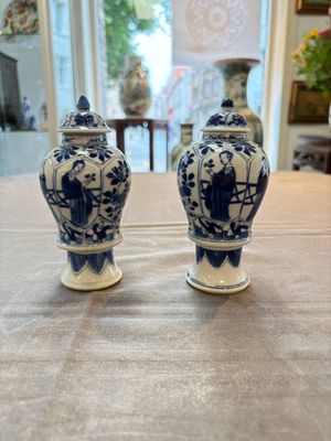 A pair of Chinese blue and white 'Long Eliza and playing boys' covered vases, Kangxi — 照片 1