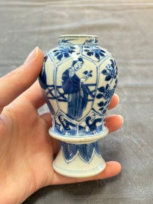 A pair of Chinese blue and white 'Long Eliza and playing boys' covered vases, Kangxi — 照片 11
