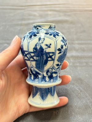 A pair of Chinese blue and white 'Long Eliza and playing boys' covered vases, Kangxi — 照片 13