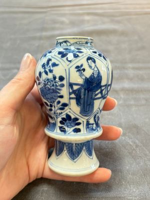 A pair of Chinese blue and white 'Long Eliza and playing boys' covered vases, Kangxi — 照片 14