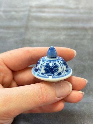 A pair of Chinese blue and white 'Long Eliza and playing boys' covered vases, Kangxi — 照片 18