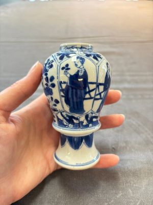 A pair of Chinese blue and white 'Long Eliza and playing boys' covered vases, Kangxi — 照片 2