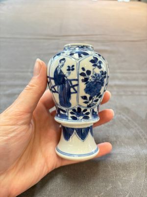 A pair of Chinese blue and white 'Long Eliza and playing boys' covered vases, Kangxi — 照片 3