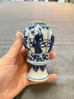 A pair of Chinese blue and white 'Long Eliza and playing boys' covered vases, Kangxi — 照片 4