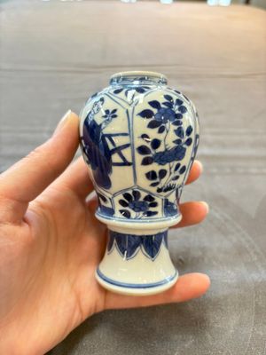 A pair of Chinese blue and white 'Long Eliza and playing boys' covered vases, Kangxi — 照片 5