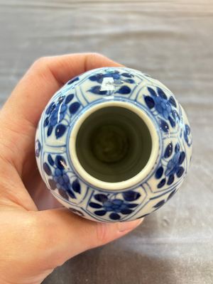 A pair of Chinese blue and white 'Long Eliza and playing boys' covered vases, Kangxi — 照片 6
