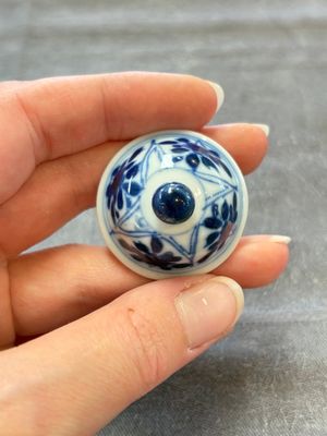 A pair of Chinese blue and white 'Long Eliza and playing boys' covered vases, Kangxi — 照片 8
