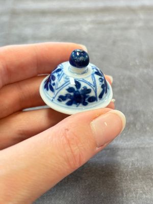 A pair of Chinese blue and white 'Long Eliza and playing boys' covered vases, Kangxi — 照片 9