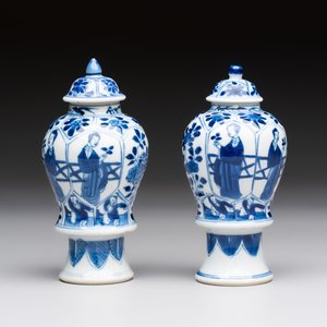 A pair of Chinese blue and white 'Long Eliza and playing boys' covered vases, Kangxi — 照片 1