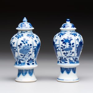 A pair of Chinese blue and white 'Long Eliza and playing boys' covered vases, Kangxi — 照片 4