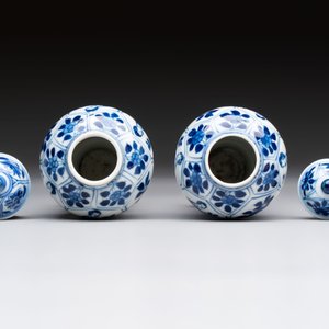 A pair of Chinese blue and white 'Long Eliza and playing boys' covered vases, Kangxi — 照片 5