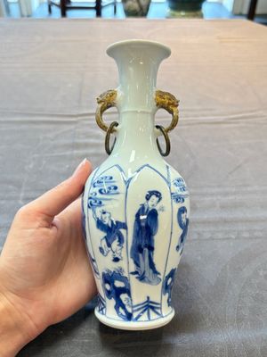 A pair of Chinese blue and white 'Long Eliza and playing boys' vases, Kangxi — 照片 11