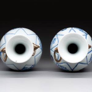 A pair of Chinese blue and white 'Long Eliza and playing boys' vases, Kangxi — 照片 5