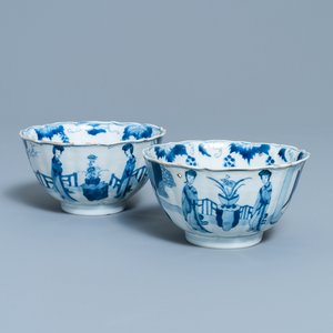 A pair of Chinese blue and white 'Long Eliza' bowls, Chenghua mark, Kangxi — photo 1