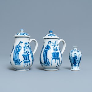 A pair of Chinese blue and white 'Long Eliza' jugs and covers and a miniature vase, Kangxi — 照片 1