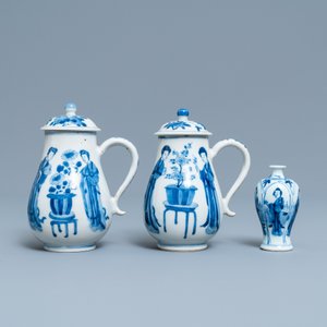 A pair of Chinese blue and white 'Long Eliza' jugs and covers and a miniature vase, Kangxi — 照片 2