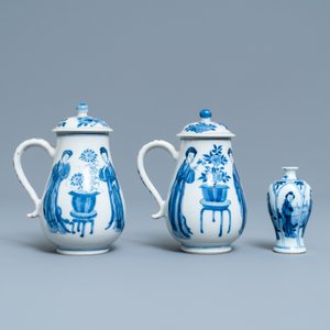 A pair of Chinese blue and white 'Long Eliza' jugs and covers and a miniature vase, Kangxi — 照片 4