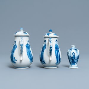 A pair of Chinese blue and white 'Long Eliza' jugs and covers and a miniature vase, Kangxi — 照片 5