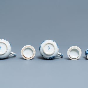 A pair of Chinese blue and white 'Long Eliza' jugs and covers and a miniature vase, Kangxi — 照片 7