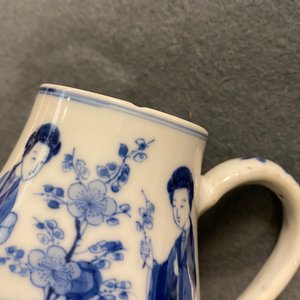 A pair of Chinese blue and white 'Long Eliza' jugs and covers and a miniature vase, Kangxi — 照片 9